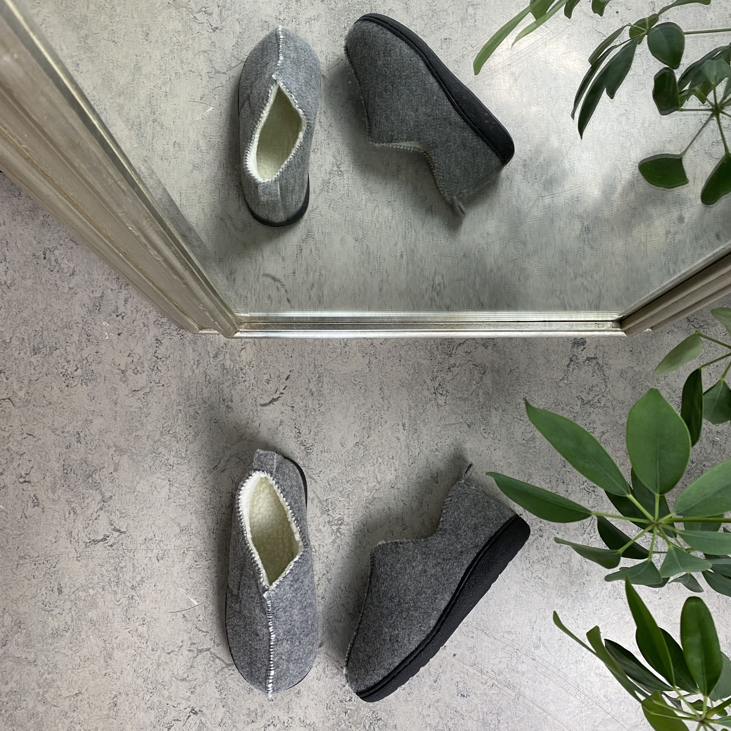 Veldig myk og komfortabel lysegrå tøfler