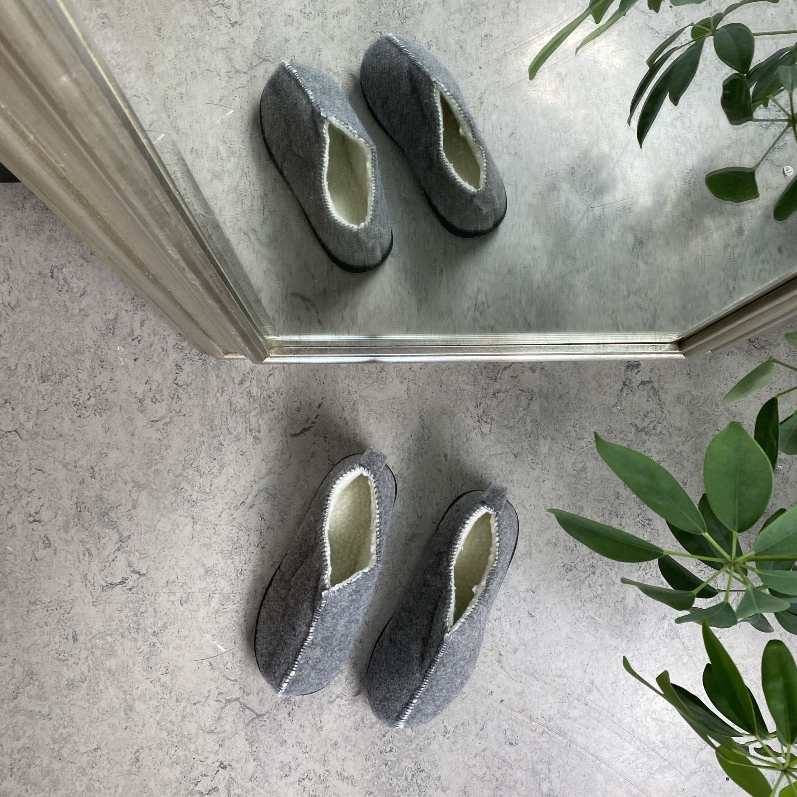 Veldig myk og komfortabel lysegrå tøfler