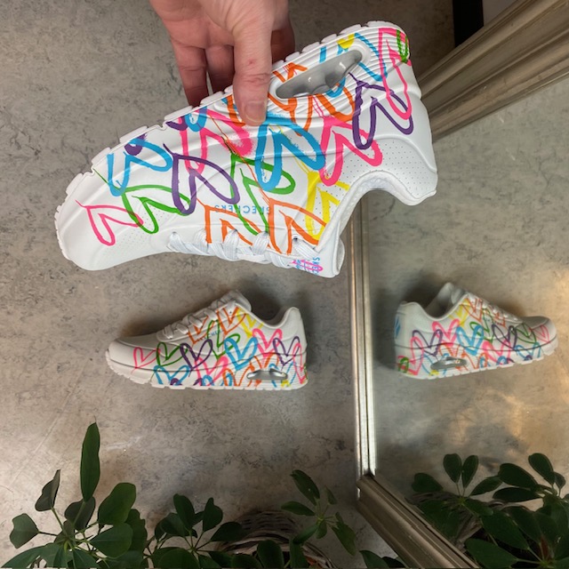 Hjerte sko fra Skechers i neonfarger