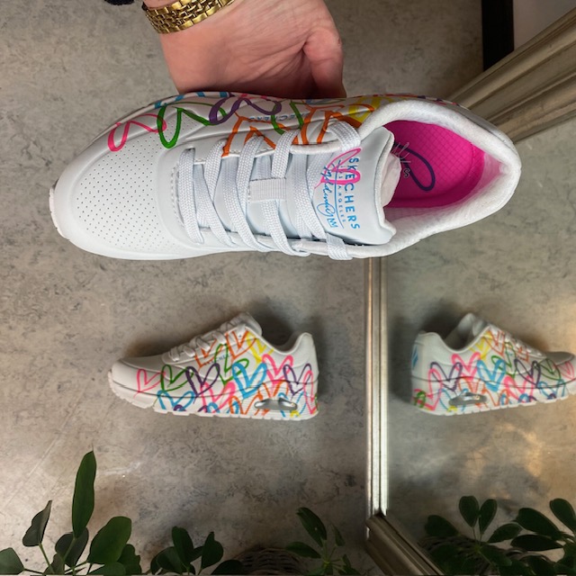 Hjerte sko fra Skechers i neonfarger