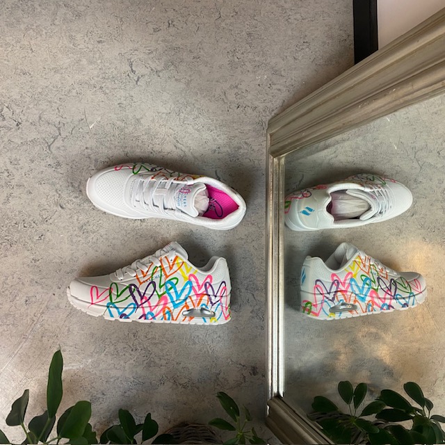 Hjerte sko fra Skechers i neonfarger