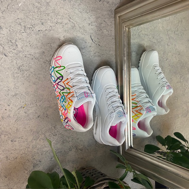 Hjerte sko fra Skechers i neonfarger