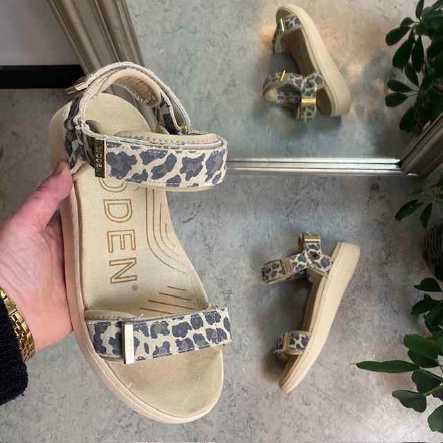 Smart sandal fra Woden med leopardprint