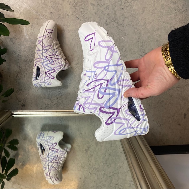 Lilla fargede hjertesko fra Skechers