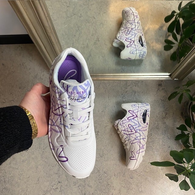 Lilla fargede hjertesko fra Skechers