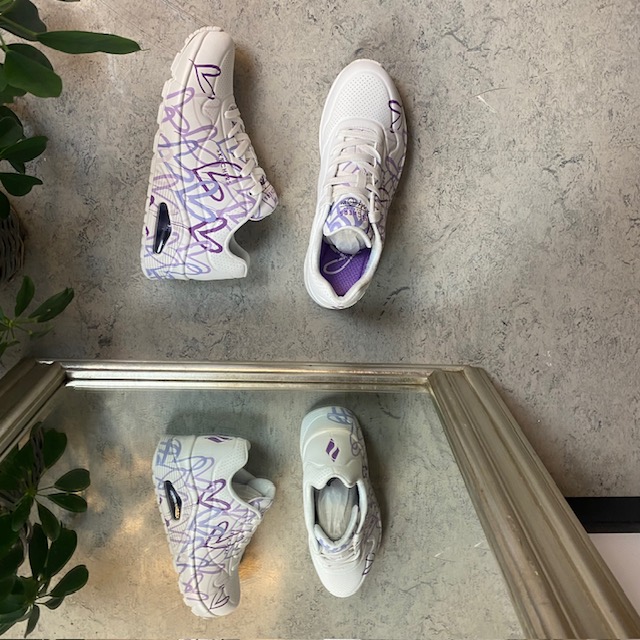 Lilla fargede hjertesko fra Skechers