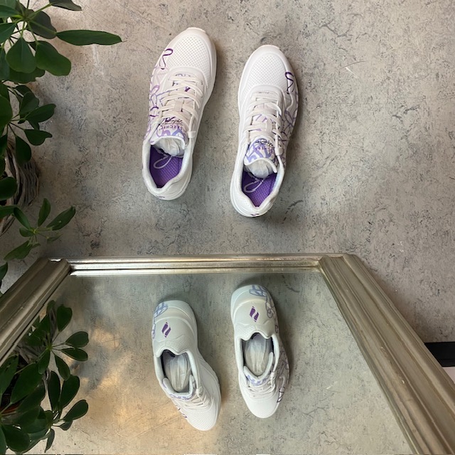 Lilla fargede hjertesko fra Skechers