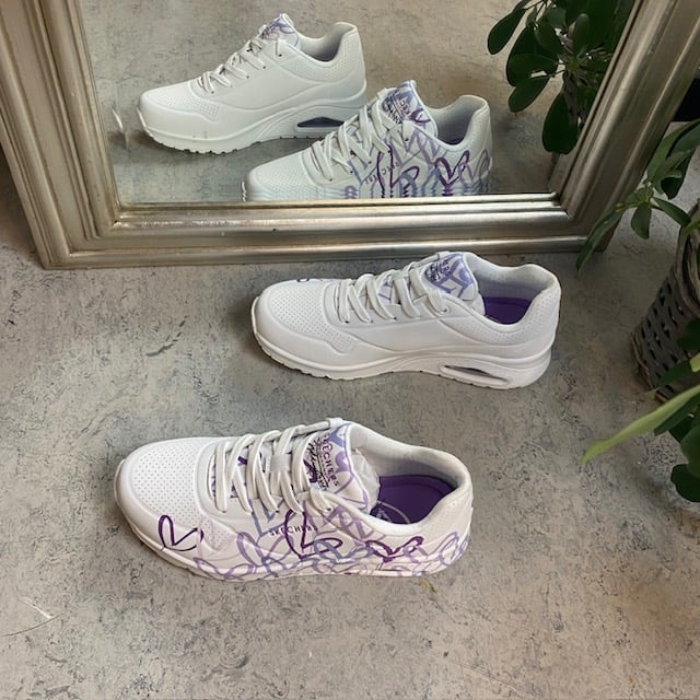 Lilla fargede hjertesko fra Skechers
