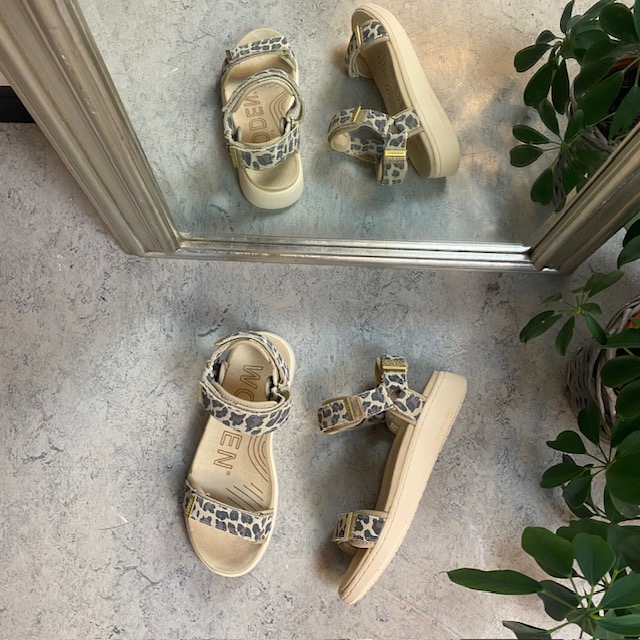 Smart sandal fra Woden med leopardprint