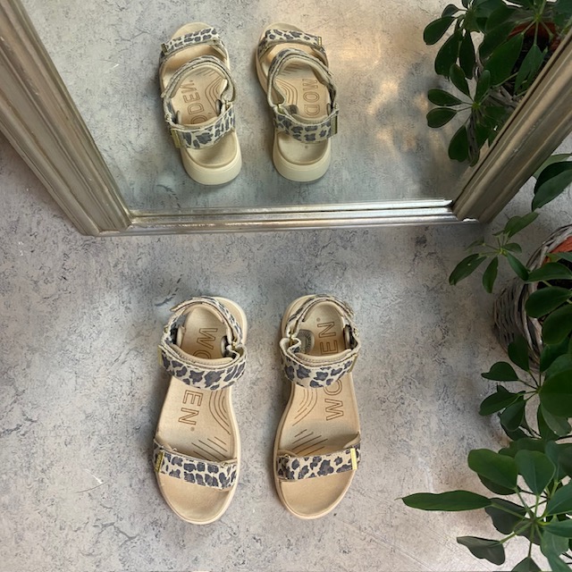 Smart sandal fra Woden med leopardprint