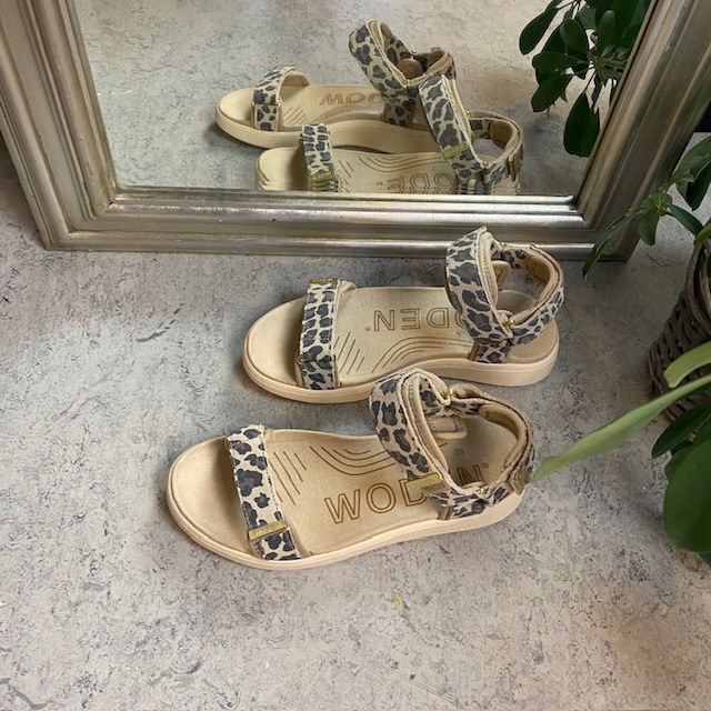 Smart sandal fra Woden med leopardprint