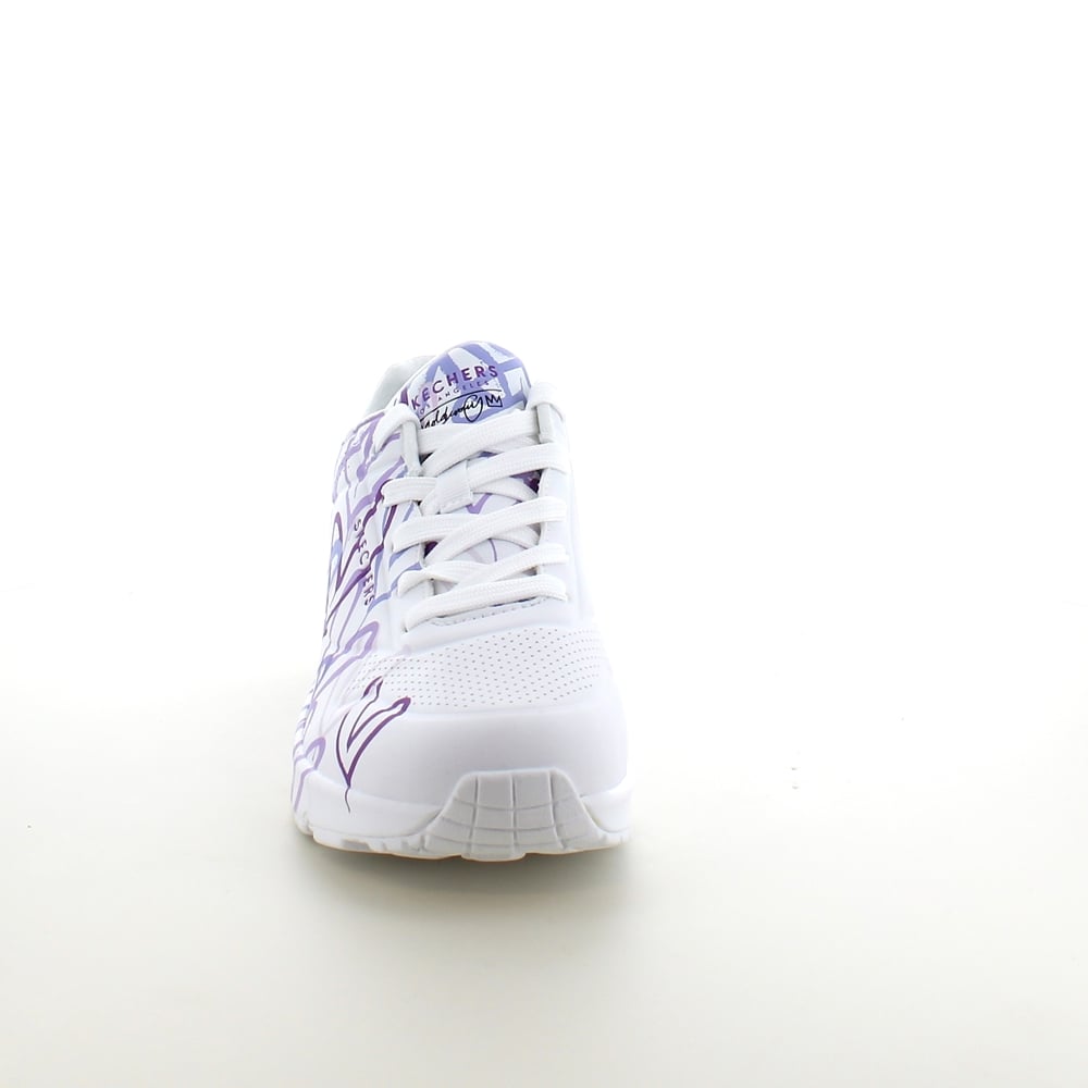 Lilla fargede hjertesko fra Skechers