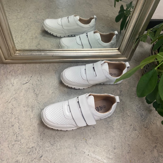 Pustende skinnsko med borrelåsremmer