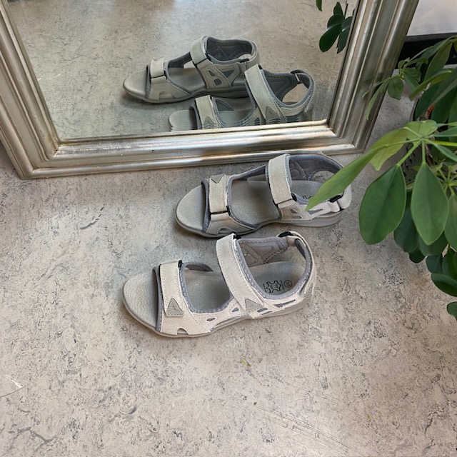 Sandal med lærsåle og lett svangstøtte i grå