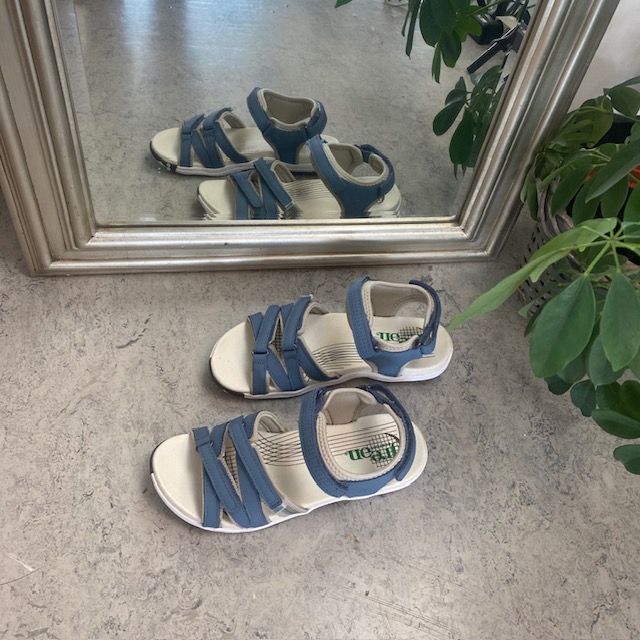 Blå sandal fra Green Comfort med fire justerbare stropper
