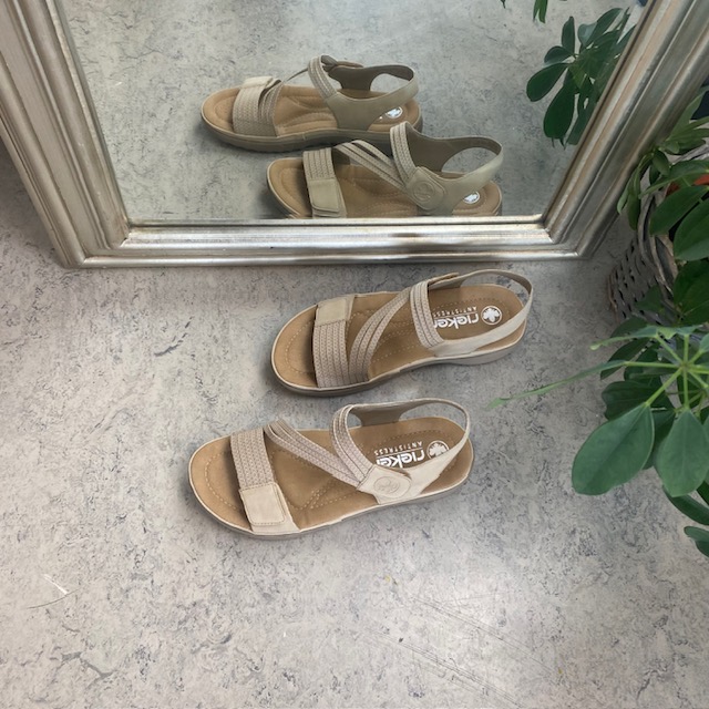 Beige sandal fra Rieker med elastiske remmer
