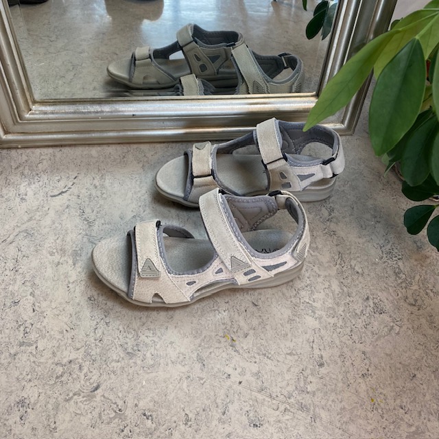 Sandal med lærsåle og lett svangstøtte i grå