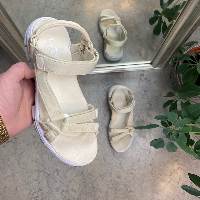 Lettvektsandal i beige med justerbare stropper