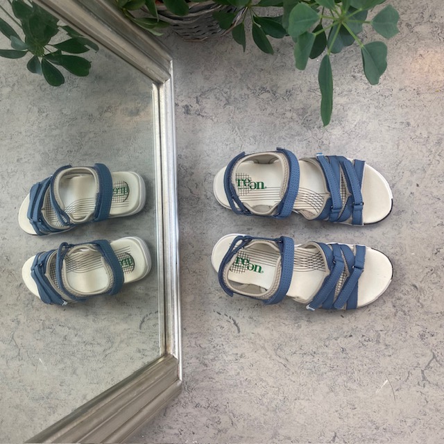 Blå sandal fra Green Comfort med fire justerbare stropper