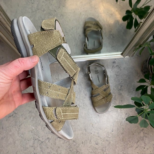 Sandal med lærsåle og lett svangstøtte i khaki