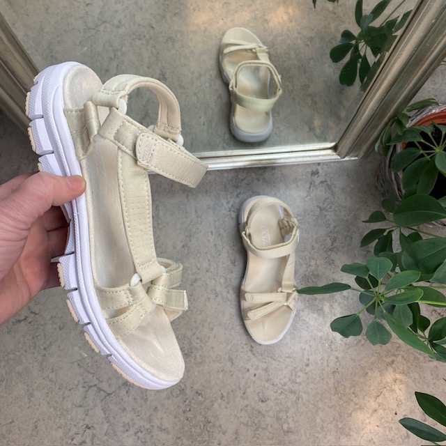 Lettvektsandal i beige med justerbare stropper