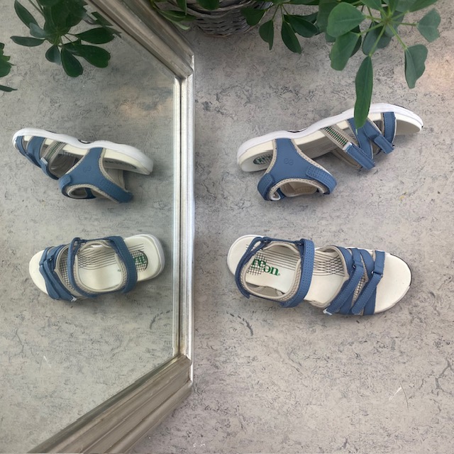 Blå sandal fra Green Comfort med fire justerbare stropper