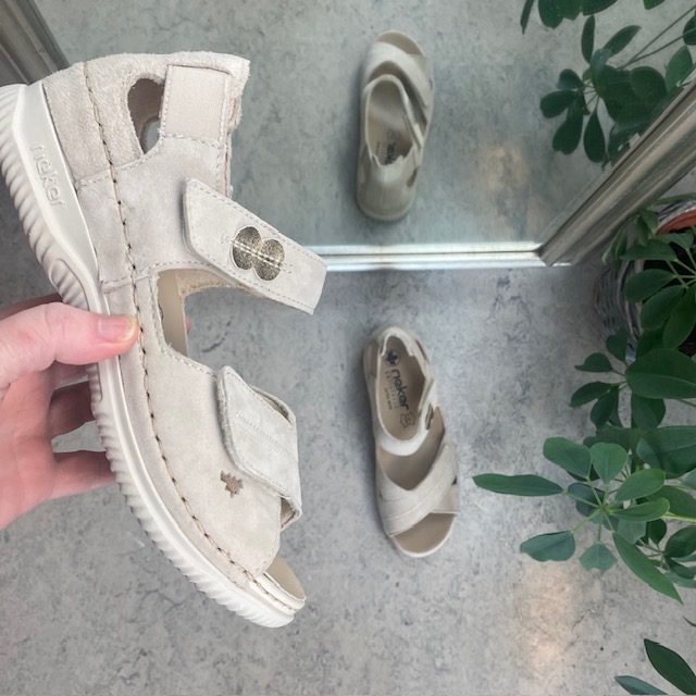 Beige skinnsandal fra Rieker med ekstra bredde