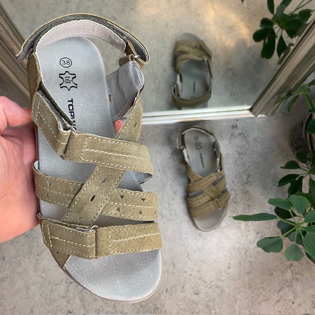 Sandal med lærsåle og lett svangstøtte i khaki