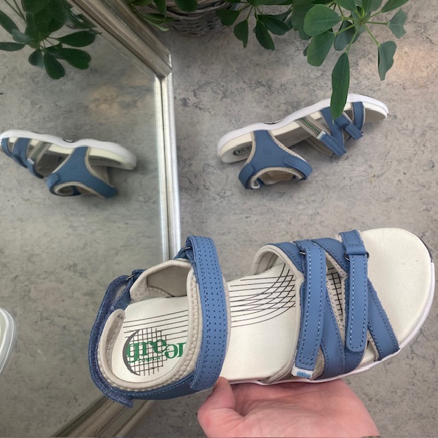 Blå sandal fra Green Comfort med fire justerbare stropper