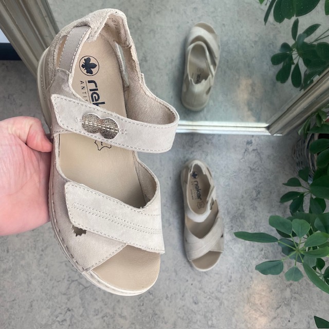Beige skinnsandal fra Rieker med ekstra bredde
