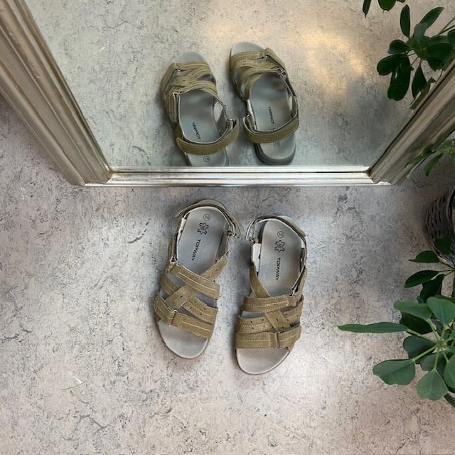 Sandal med lærsåle og lett svangstøtte i khaki