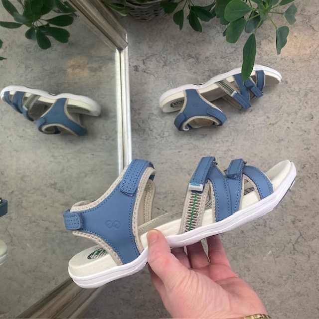 Blå sandal fra Green Comfort med fire justerbare stropper