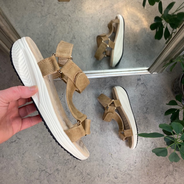 Brun sandal med god såle og støtte