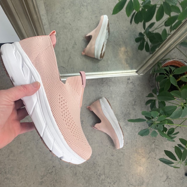 Strikket rosa slip in sko med bred åpning
