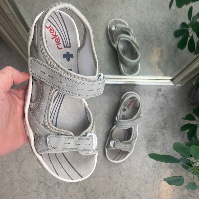 Grå tursandal fra Rieker med god støtabsorbering