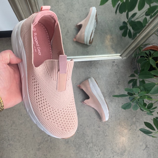Strikket rosa slip in sko med bred åpning