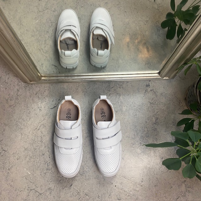 Pustende skinnsko med borrelåsremmer