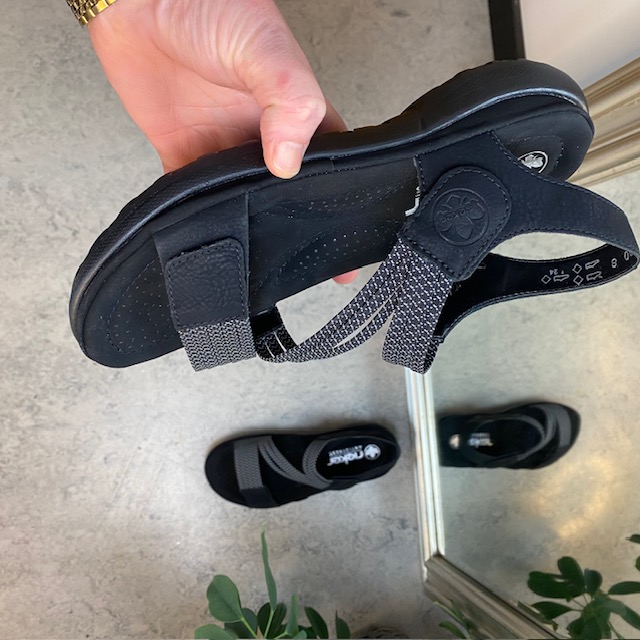 Svart sandal fra Rieker med elastiske stropper