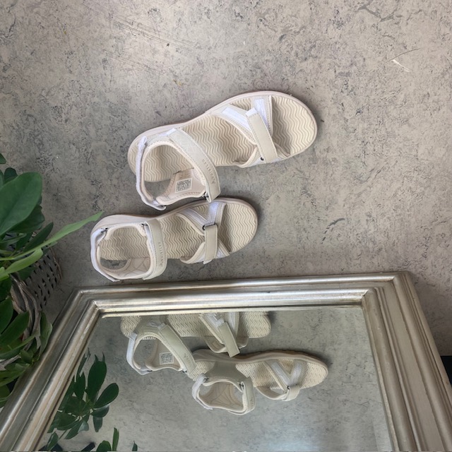 Beige sportssandal med 3 borrelåsstropper