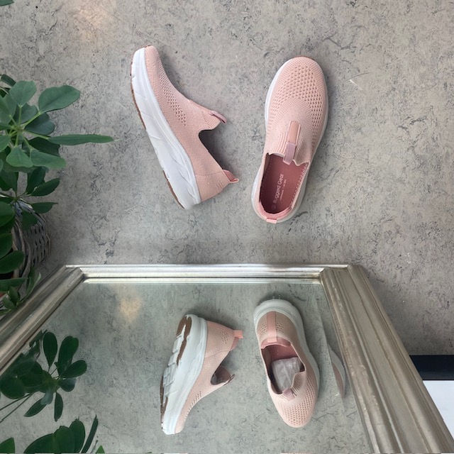 Strikket rosa slip in sko med bred åpning