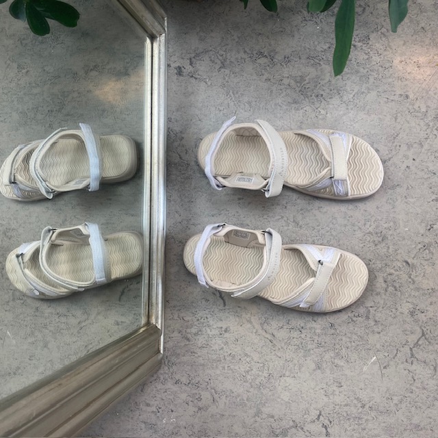 Beige sportssandal med 3 borrelåsstropper