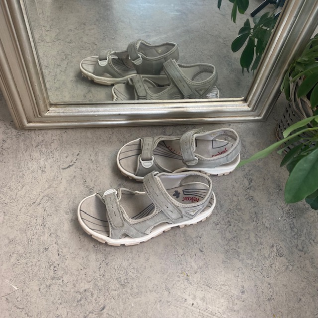 Grå tursandal fra Rieker med god støtabsorbering