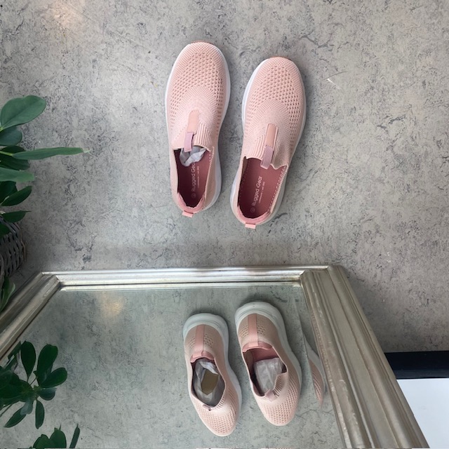 Strikket rosa slip in sko med bred åpning