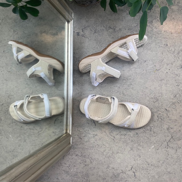 Beige sportssandal med 3 borrelåsstropper