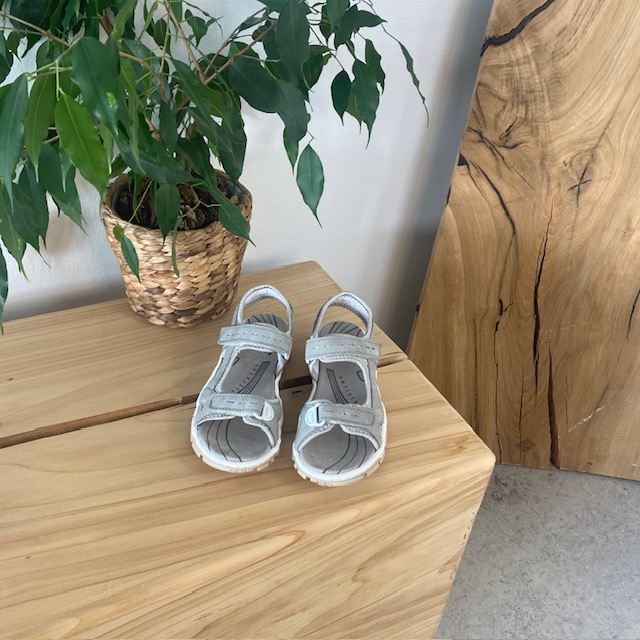 Grå tursandal fra Rieker med god støtabsorbering