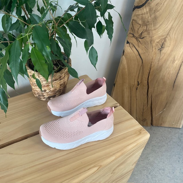 Strikket rosa slip in sko med bred åpning