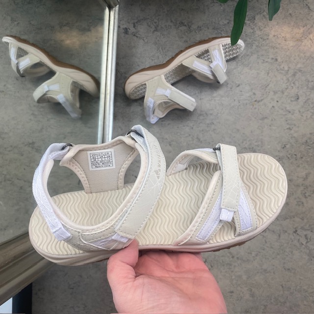 Beige sportssandal med 3 borrelåsstropper