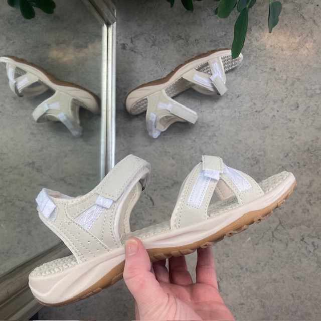 Beige sportssandal med 3 borrelåsstropper