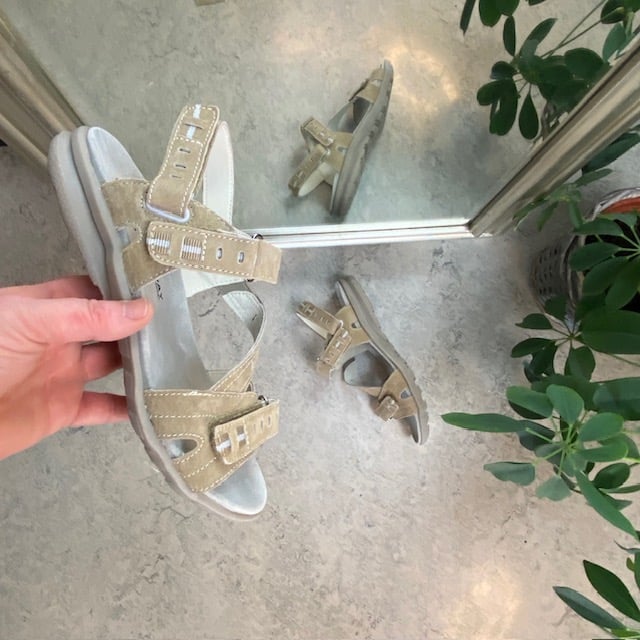 Brun sandal med lærsåle og smarte remmer