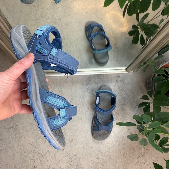 Lys blå sportssandal med 3 borrelåsremmer fra Whistler